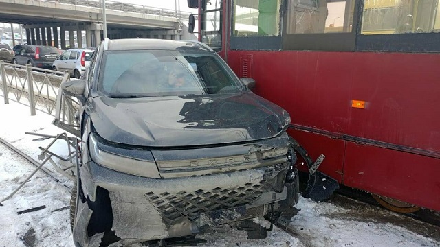 Водитель выскочил прямо под трамвай в попытке объехать пробку в Казани