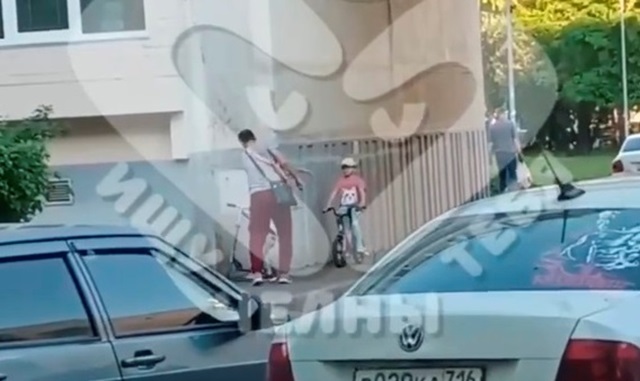 Житель Татарстана избил ребенка, который врезался в него на самокате