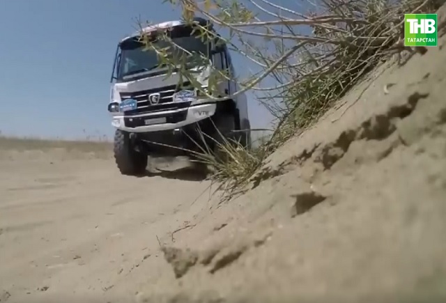 Участники ралли «Шёлковый путь» завершили 5-й этап состязаний по горячим пескам Грозного