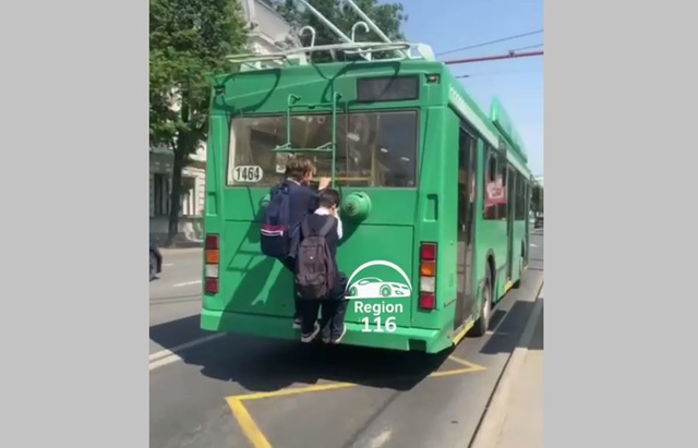 Опасное развлечение: в Казани школьники зацепились за троллейбус и попали на видео