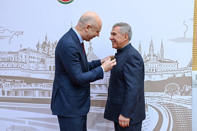 Силуанов удостоил Минниханова высшей награды Минфина РФ