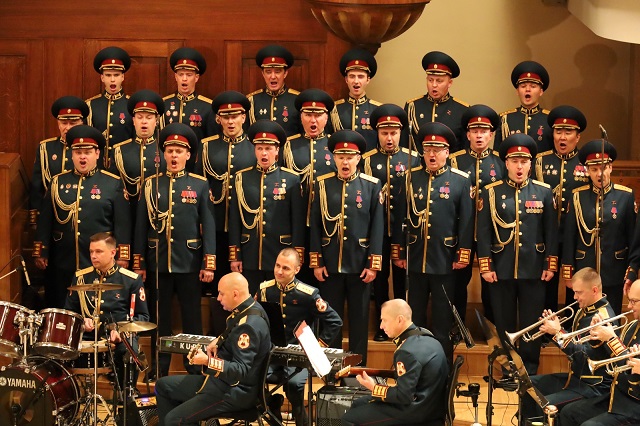 Росгвардия гаскәрләренең җыр һәм бию ансамбле Казан халкы өчен музыкаль бүләк әзерләгән