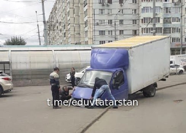 В Казани «Газель» нырнула под асфальт – видео
