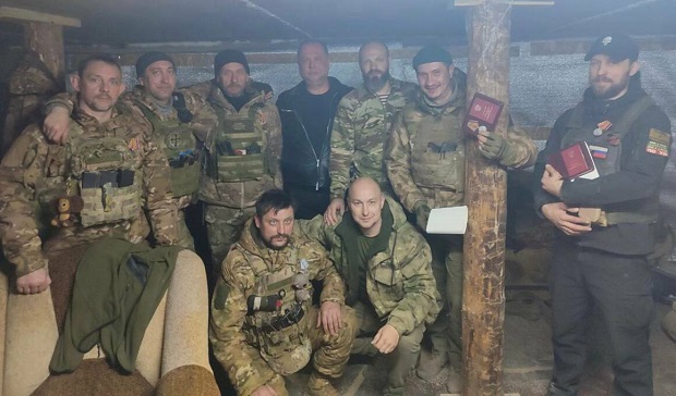 Депутат Госсовета РТ Шарафиев вручил госнаграды бойцам в зоне СВО