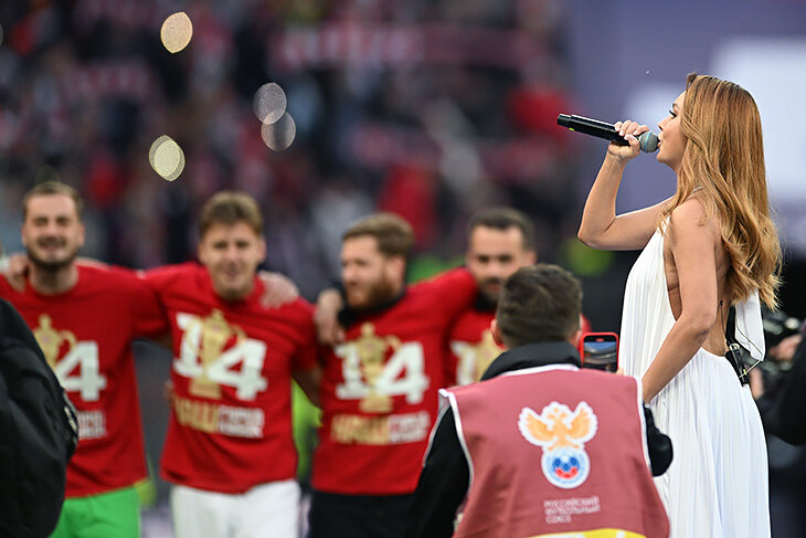  «Знаешь ли ты?». МакSим и 50 тысячам фантов «Спартака» исполнили хит