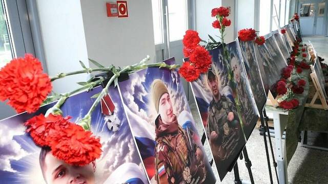 В Нижнекамске открылась передвижная выставка о бойцах СВО