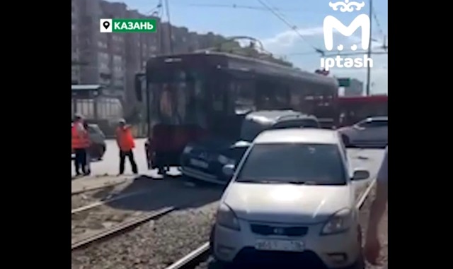 Трамвай с отказавшими тормозами снес две легковушки в Казани