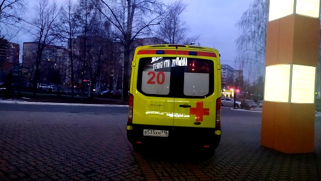 В Казани протараненный «Ладой» столб рухнул на пенсионерку