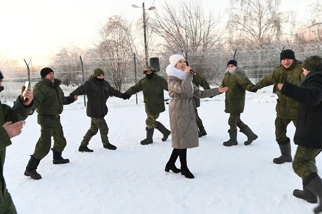 Актеры театра имени Карима Тинчурина устроили концерт для резервистов в Казани
