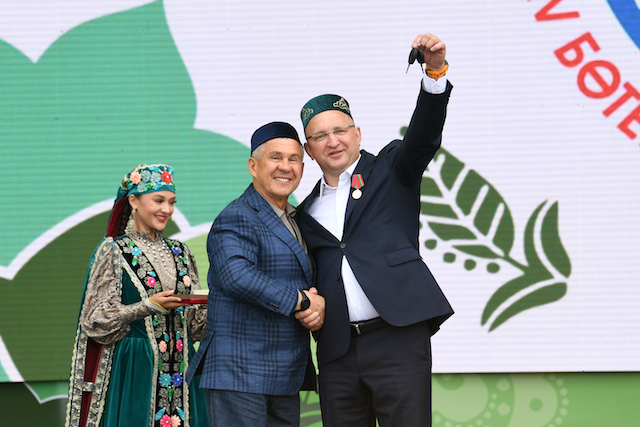 Минниханов подарил «Газель» Конгрессу татар Кировской области