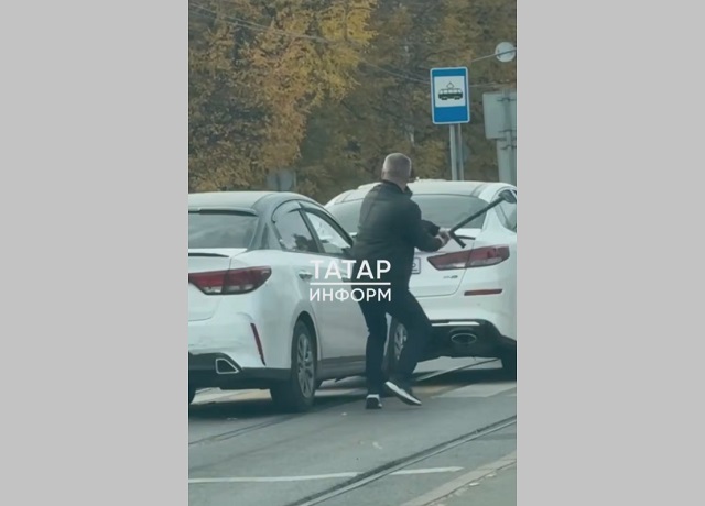 Разъяренный неадекват с дубинкой разгромил авто прямо на проезжей части в Казани
