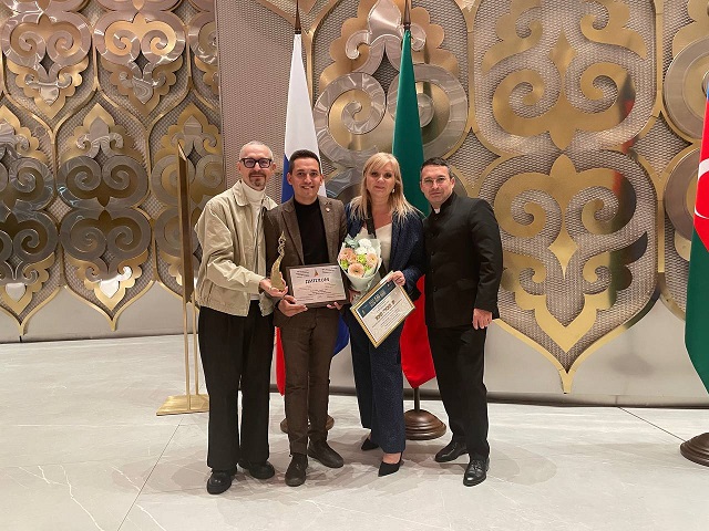 "Кеше китә - җыры кала" "Алтын Мөнбәр" кинофестивалендә "Иң яхшы кыска метражлы милли фильм" номинациясендә җиңү яулады