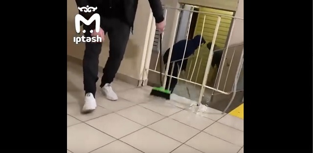 В Челнах подъезд одного из домов затопило горячей водой – видео