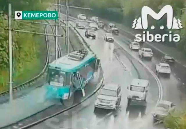 Один человек погиб, 90 пострадали при столкновении двух трамваев в Кемерово