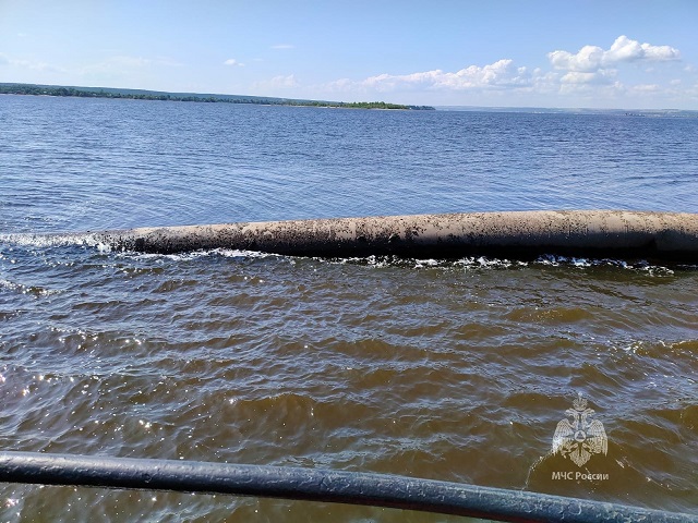 Судоводителей Татарстана предупредили о всплывшей на Волге 30-метровой трубе
