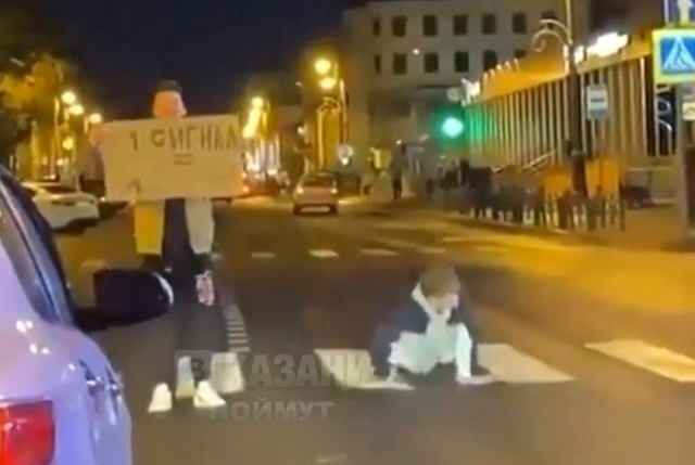 «Тик-ток головного мозга»: в Казани блогеры отжались прямо на «зебре» - видео