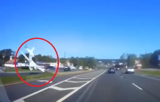 Падение самолета на автомагистраль в США попало на запись видеорегистратора