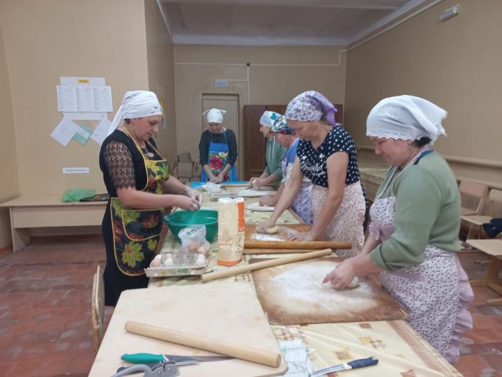Яшел Үзән районы Акъегет мәктәбе коллективы махсус хәрби операциядә катнашучы егетләргә токмач кисәләр
