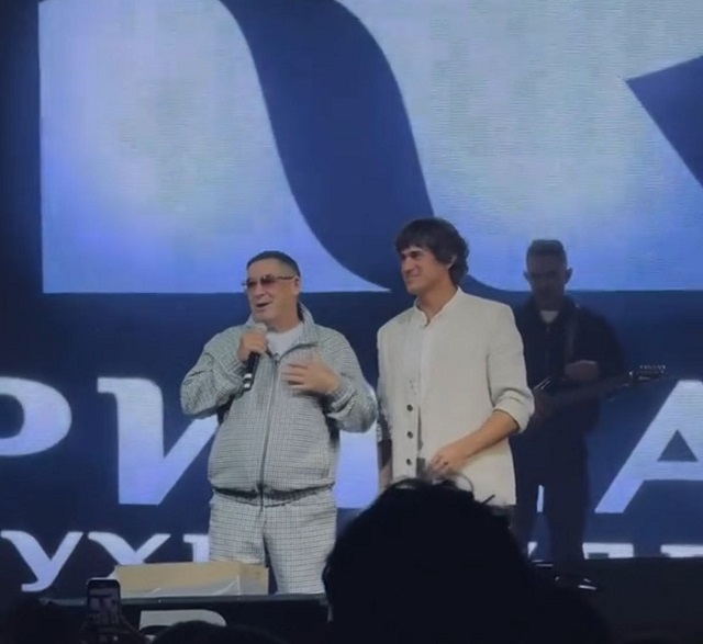 "Телисеңме, теләмисеңме – моның исеме Ришат инде": Төхвәтуллин Салаватка үзенчәлекле бүләген бирде