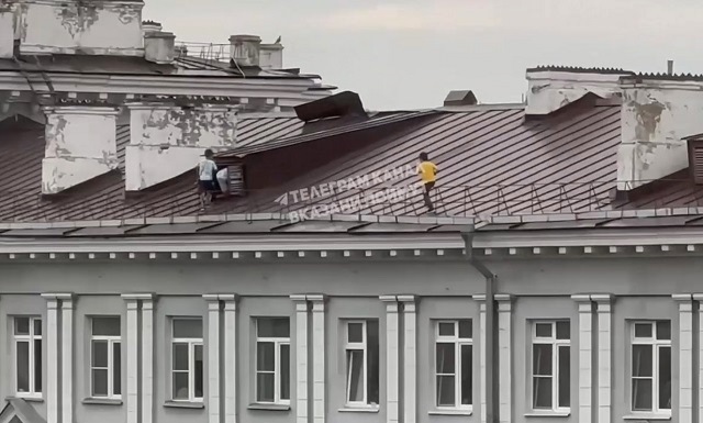 Бегающих по краю крыши детей сняли на видео в центре Казани