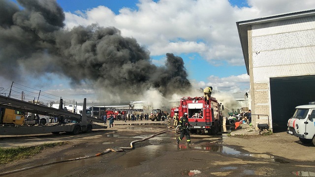 В Челнах тушат крупный пожар в промзоне - видео