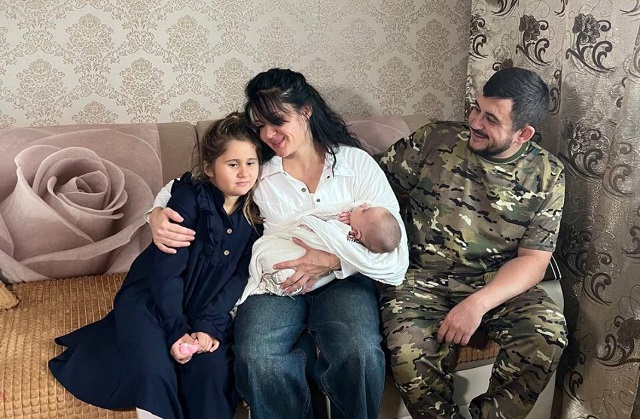 В Набережных Челнах вручили подарки семьям бойцов СВО, в которых родились дети