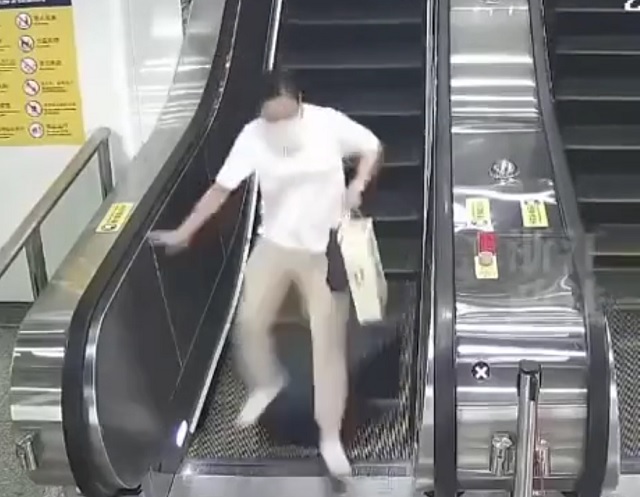 Пассажирка метро уронила чемодан с эскалатора, чем едва не убила женщину – видео