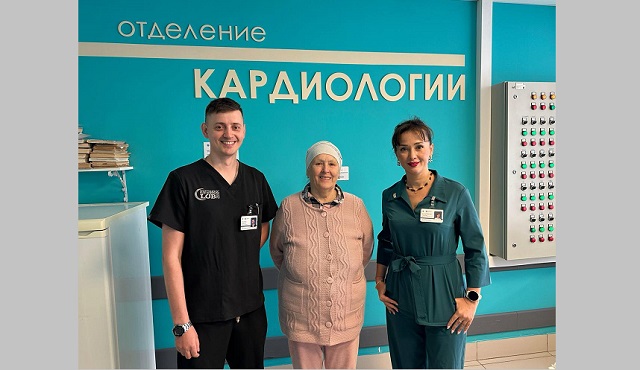 75-летняя пациентка РКБ вяжет носки для бойцов СВО