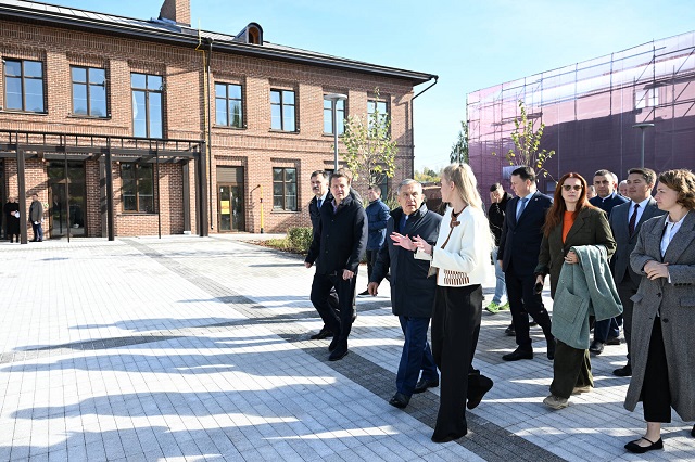 Рустам Минниханов посетил обновленный Дом учителя в Казани