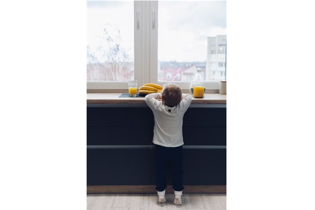 Оставшийся под присмотром семилетней сестры малыш выпал из окна в Набережных Челнах