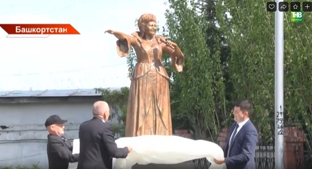 Хәния Фәрхигә һәйкәл ачылды - видео