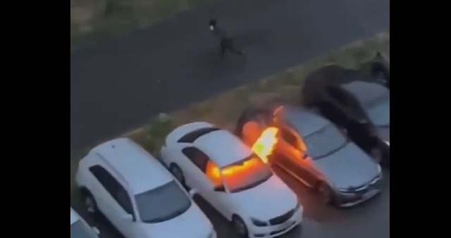 Момент поджога Mercedes во дворе на улице Габдуллы Кариева в Казани попал на видео