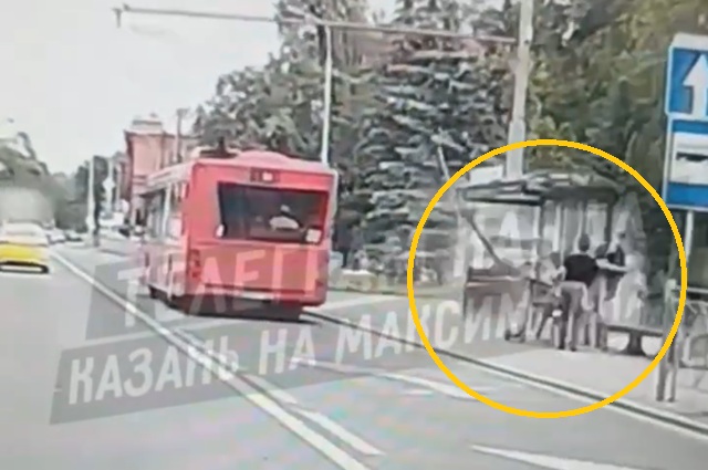 В центре Казани на видео попало, как Porsche снес остановку с людьми