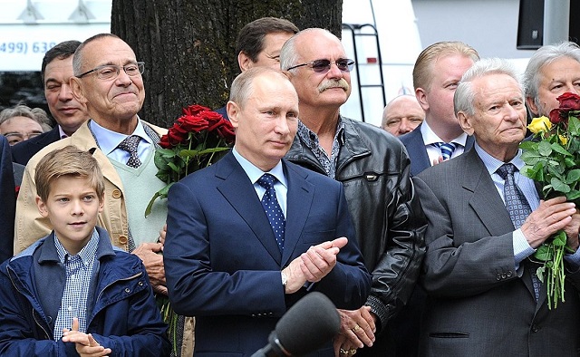 Владимир Путин поздравил Андрея Кончаловского с 85-летним юбилеем