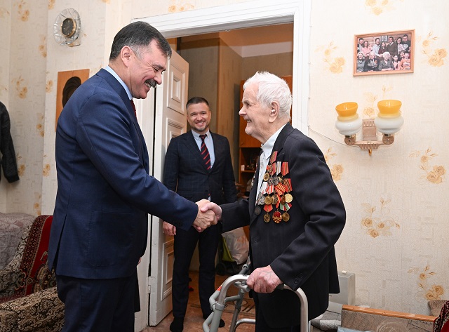 97-летнему ветерану из Казани вручили медаль в честь 80-летия Победы