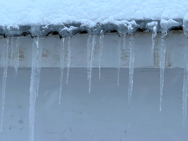 В Казани госпитализировали ребенка, на которого обрушился снег с крыши дома