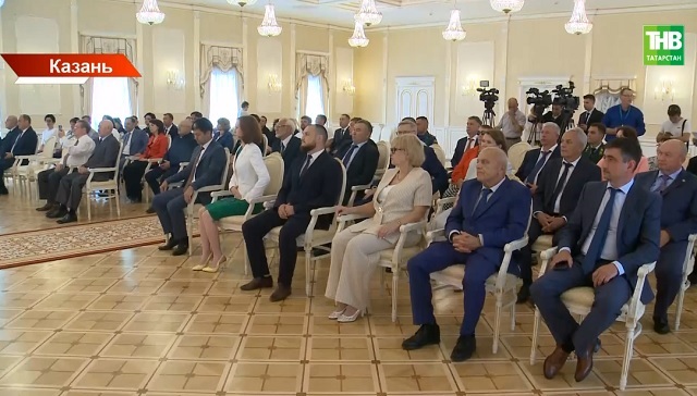 Мухаметшин вручил государственные награды России и Татарстана