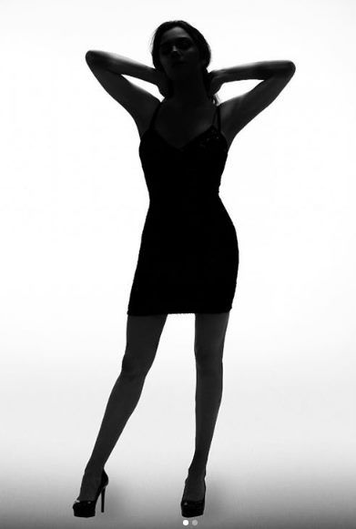 Медведева опубликовала откровенное фото в черном платье