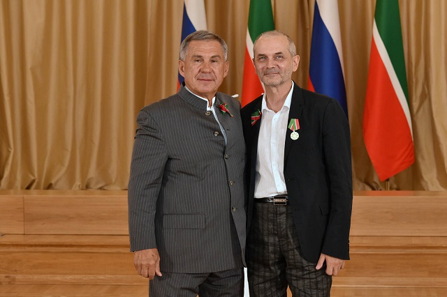 Рөстәм Миңнеханов Фәрит Бикчәнтәевка "Татарстан Республикасы алдындагы казанышлары өчен" ордены медален тапшырды