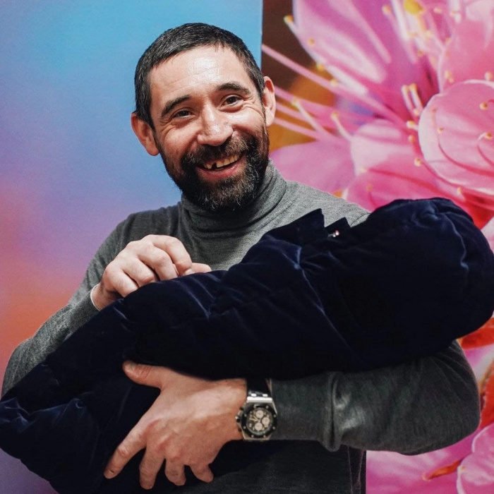 Бәхетле әти: Данис Зарипов беренче тапкыр яңа туган улын күрде