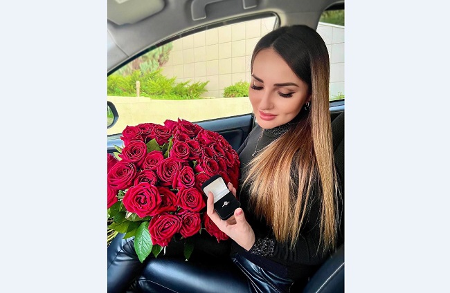 Ильмира Нәгыймова чәчәк һәм йөзек белән төшкән фотосына: “Клип кына булса иде дә..."