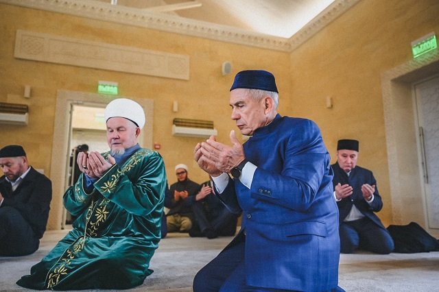 Минниханов осмотрел новую мечеть «Камиль» в Казани