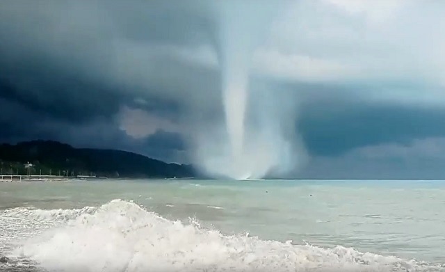 Прошедший по побережью Сочи разрушительный смерч стал звездой соцсетей – видео