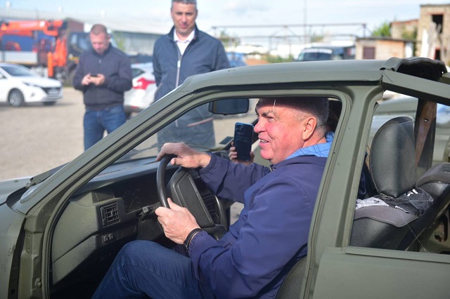 Мэр Набережных Челнов протестировал УАЗ, который отправят бойцам СВО