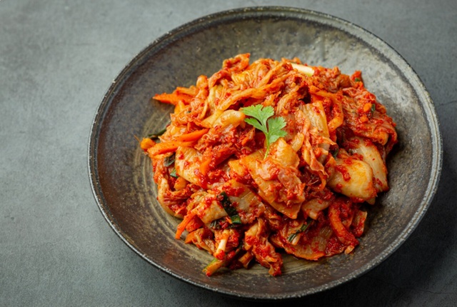 Кимчи против нанопластика: ученые нашли способ защитить кишечник