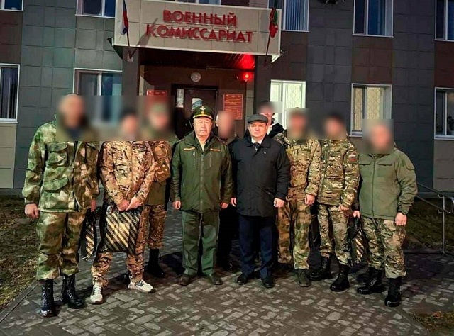 Жители Крыма и ЯНАО подписали контракт на службу в Нурлате