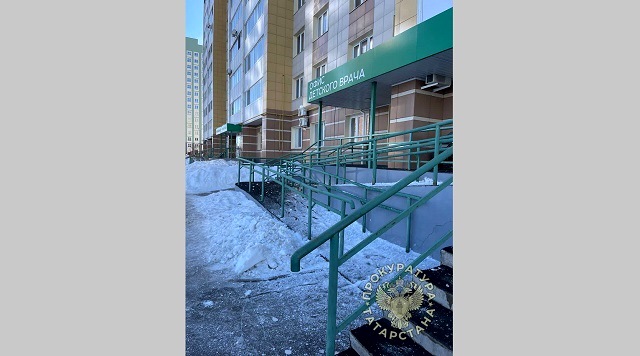 Рухнувший с козырька балкона снег едва не убил мужчину с младенцем в Альметьевске - видео