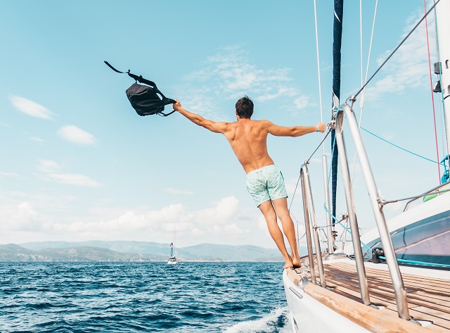 Российские военные моряки спасли яхтсмена из Франции в Атлантическом океане