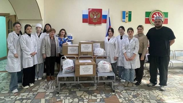 Студенты медколледжа Нижнекамска собрали сладкие подарки для бойцов СВО