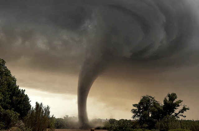 Татарстан не Техас: очевидцы сняли на видео мини-торнадо на стройке в Казани